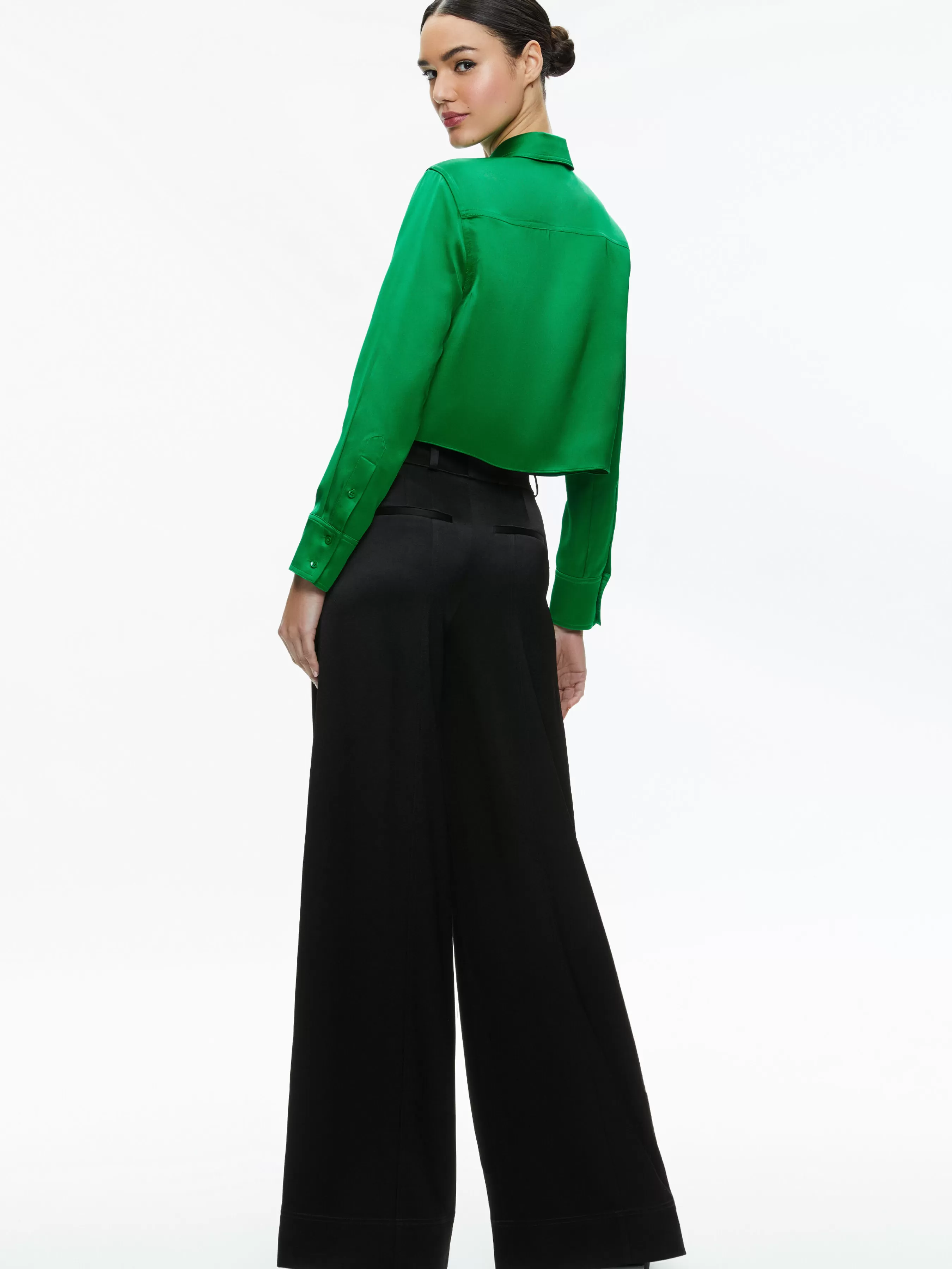 Alice and Olivia LEON CROPPED BUTTON DOWN